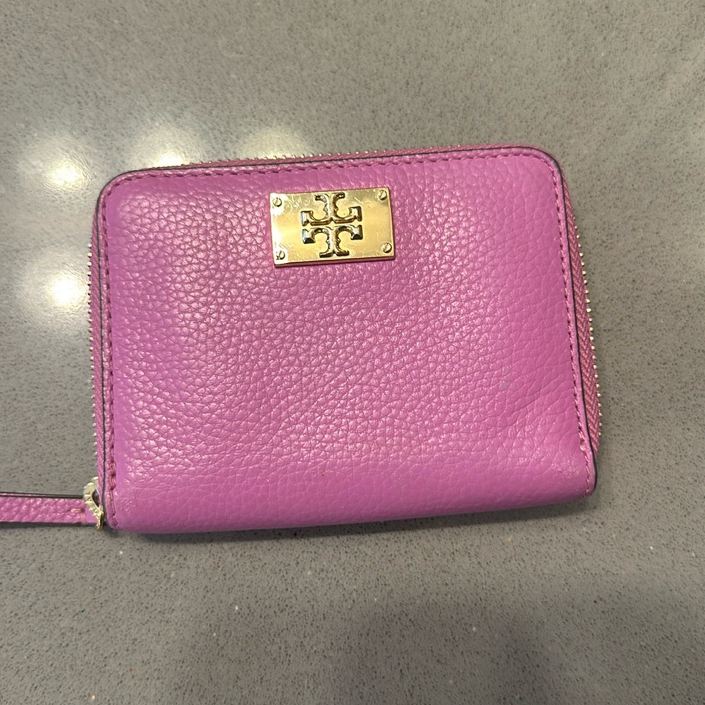 Reposh. Pink Tory zip wallet